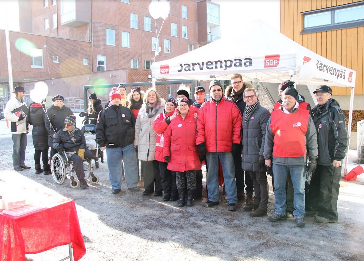 Hevoskyytejä ja rokkaa Järvenpään demareiden vaaliteltalla